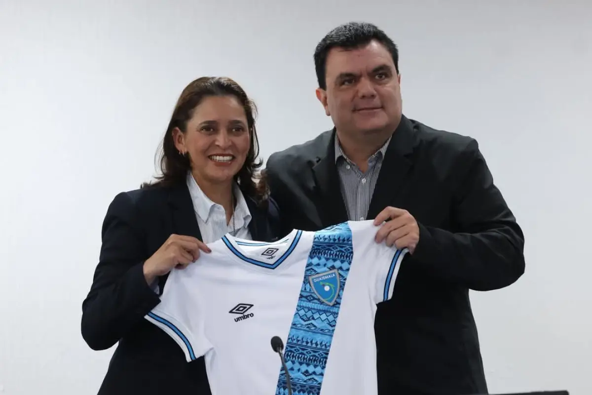 Karla Maya junto a Gerardo Paiz, presidente de la Fedefut