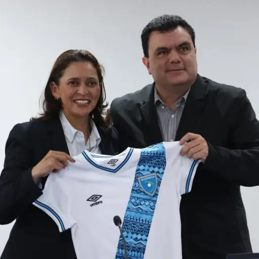 Karla Maya junto a Gerardo Paiz, presidente de la Fedefut