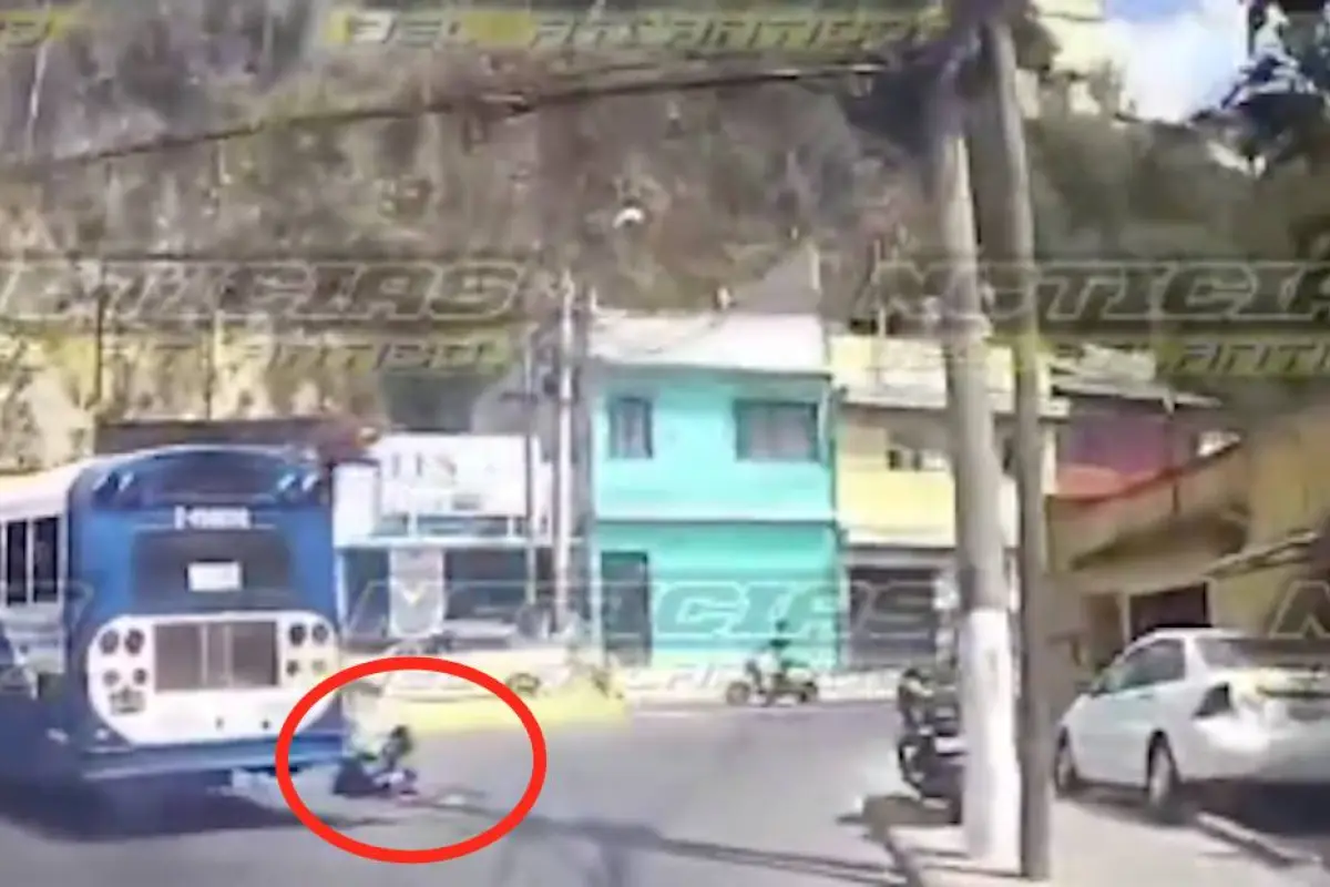Estudiante cae de un bus en movimiento., Captura de pantalla video X.