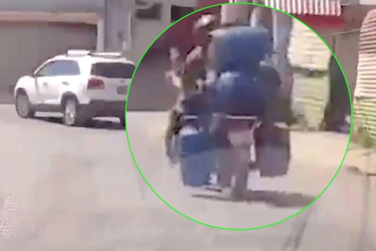 Graban a motorista con cinco cilindros de gas en San José Pinula., Captura de pantalla video X.