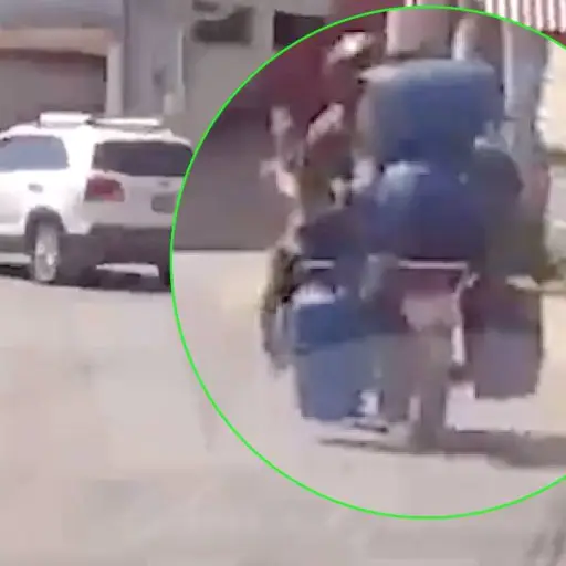 Graban a motorista con cinco cilindros de gas en San José Pinula. ,Captura de pantalla video X.