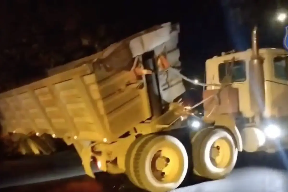 El vehículo de transporte de carga quedó semi volcado., PMT de Villa Nueva