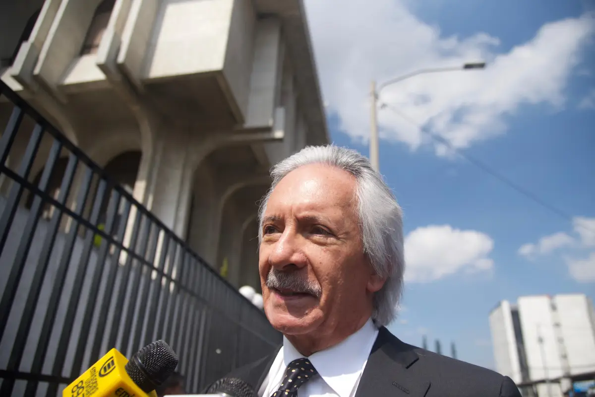 El periodista José Rubén Zamora a su ingreso a la torre de tribunales.