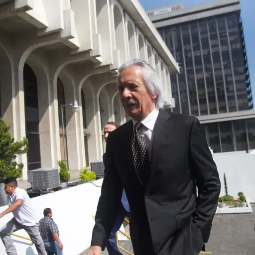 El periodista José Rubén Zamora a su ingreso a la torre de tribunales.