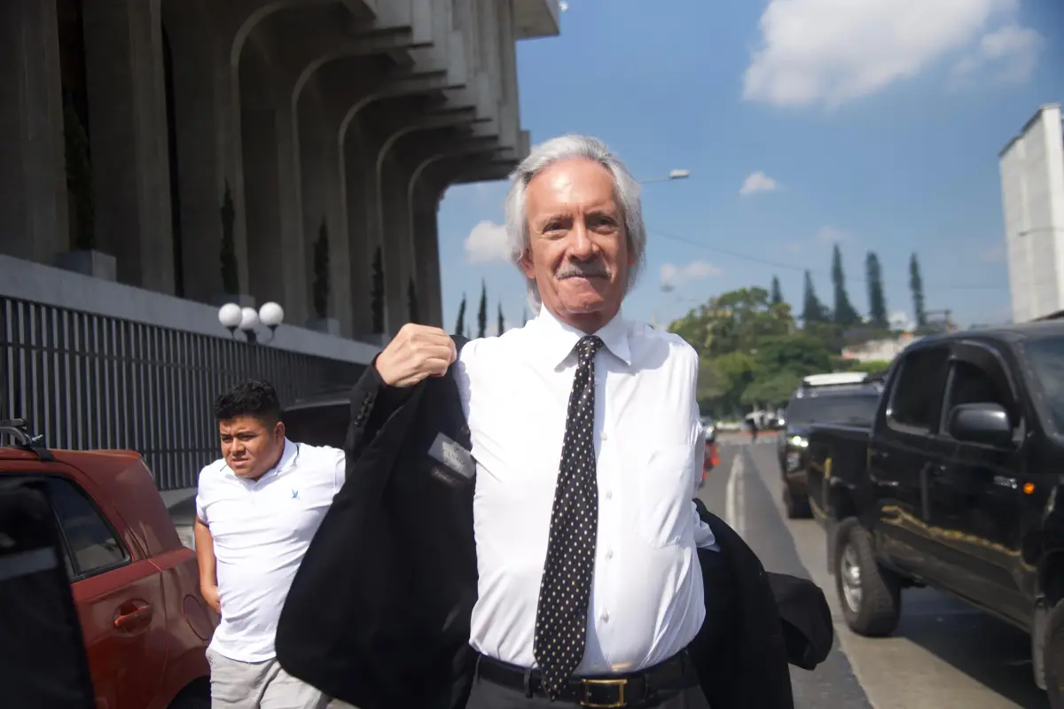 El periodista José Rubén Zamora a su llegada a tribunales., Omar Solís/Emisoras Unidas