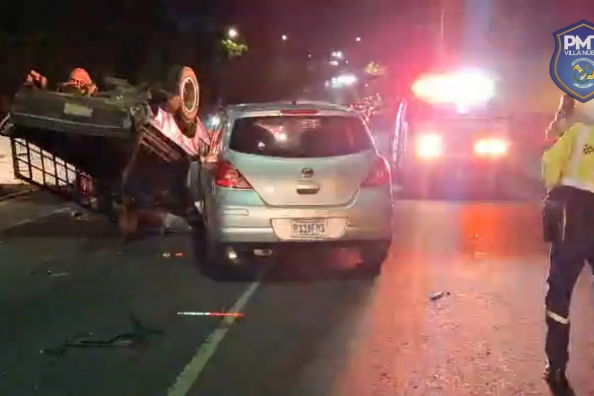 El automóvil quedó volcado en la calzada Concepción., PMT de Villa Nueva