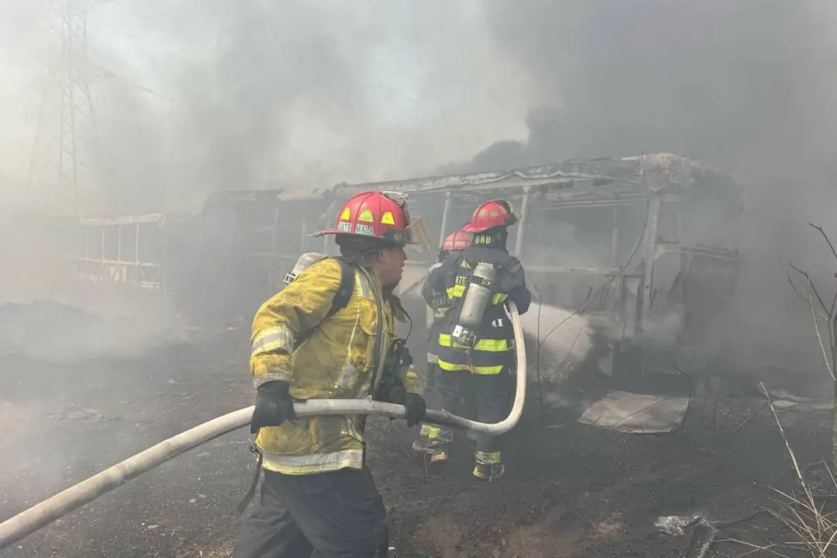 Los socorristas buscan controlar las llamas que consumen los buses., Bomberos Municipales Departamentales