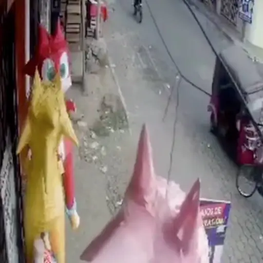 Accidente de mototaxi y ciclista. ,Captura de pantalla video X.