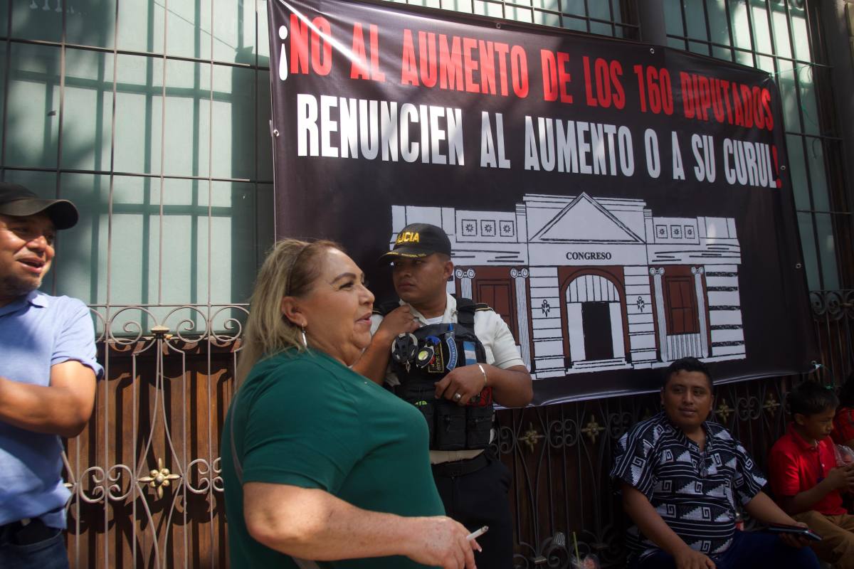 Presentan amparos contra aumento de salario a diputados