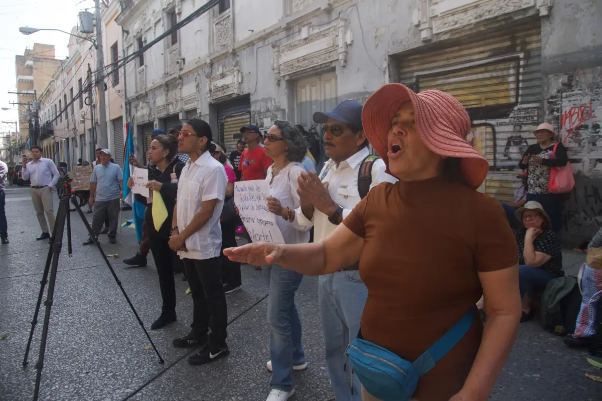 Los manifestantes exigen que se dé marcha atrás al aumento salarial otorgado a los diputados., Omar Solís/Emisoras Unidas