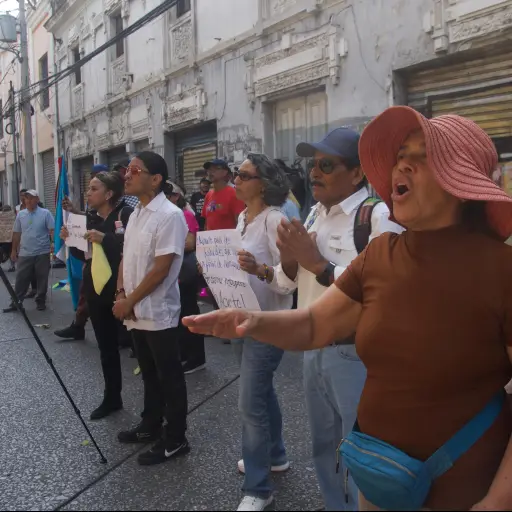 Los manifestantes exigen que se dé marcha atrás al aumento salarial otorgado a los diputados. ,Omar Solís/Emisoras Unidas