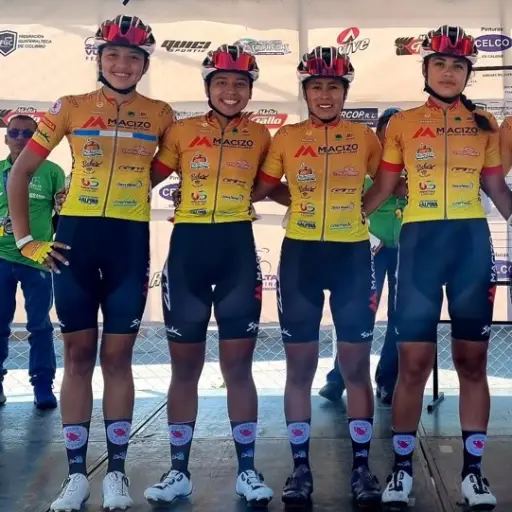 Parte del equipo Macizo-Banrural GW de ciclismo 