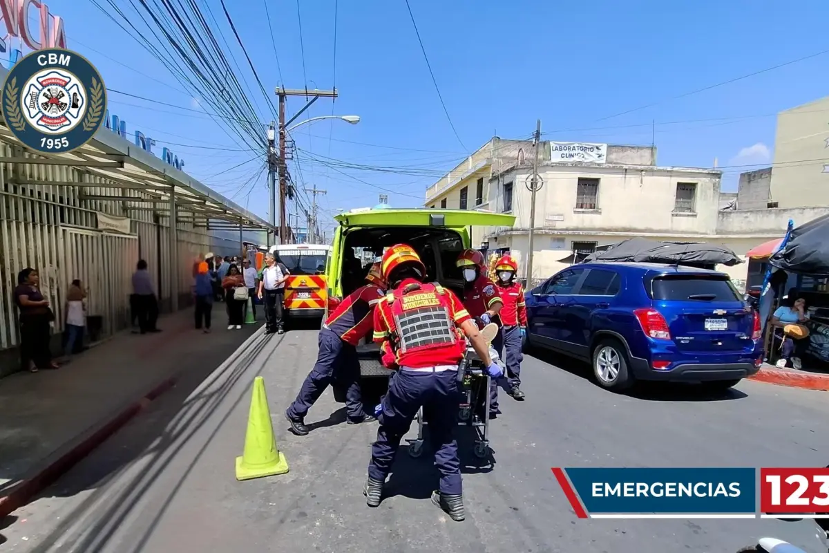 Bomberos realizaron el traslado de las estudiantes al Hospital General San Juan de Dios., Foto Bomberos Municipales