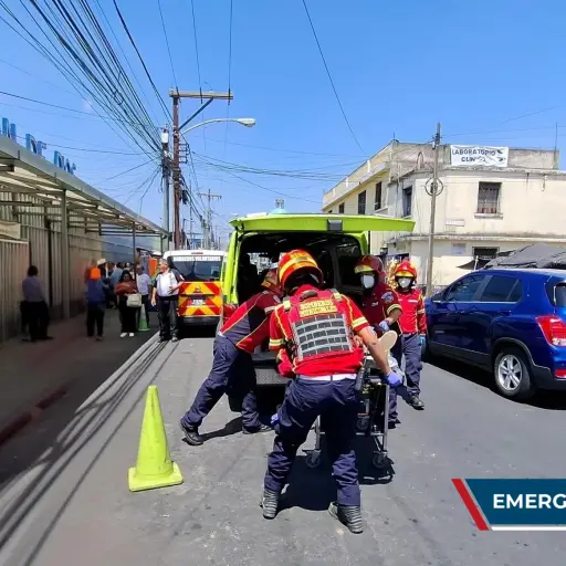Bomberos realizaron el traslado de las estudiantes al Hospital General San Juan de Dios. ,Foto Bomberos Municipales