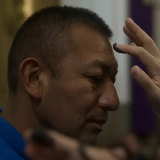 Imposición de la Cruz de Ceniza a un feligrés en Catedral Metropolitana. ,Omar Solís/Emisoras Unidas