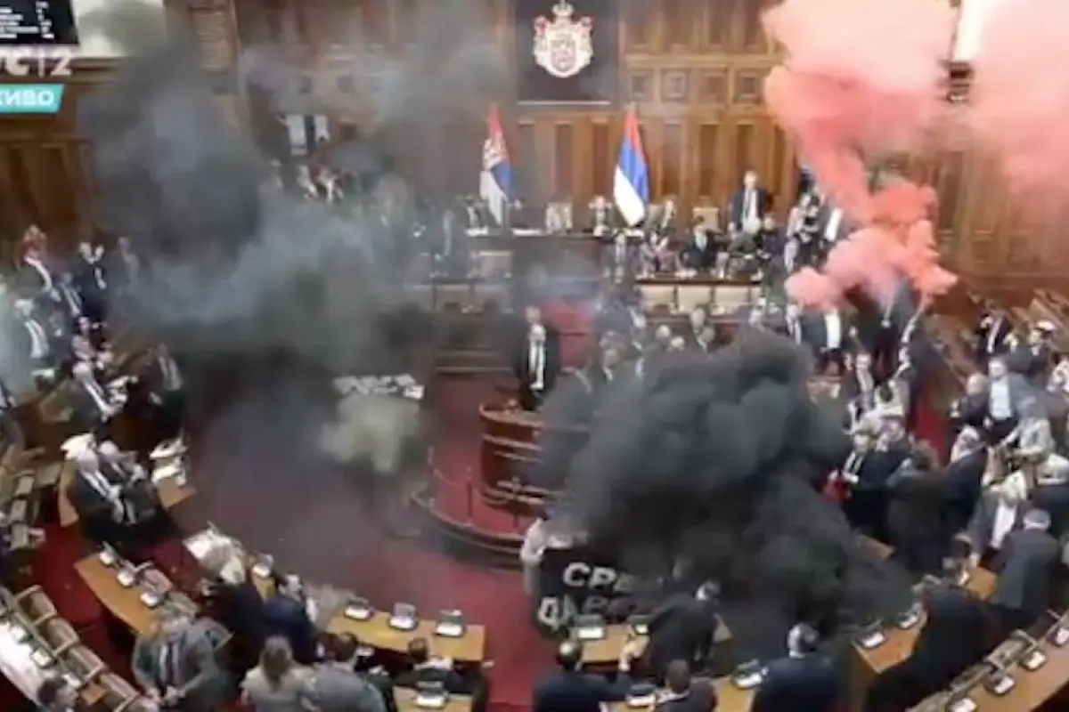 Granadas de humo estallan en el Congreso de Serbia., Captura de pantalla video X.