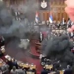 Granadas de humo estallan en el Congreso de Serbia. ,Captura de pantalla video X.