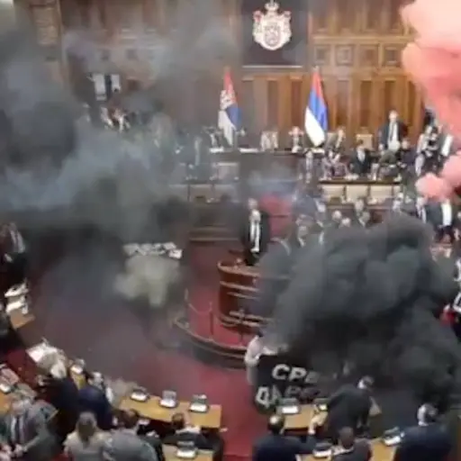 Granadas de humo estallan en el Congreso de Serbia. ,Captura de pantalla video X.