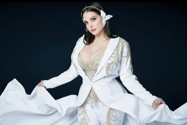 Deanna Melillo celebra el Año Nuevo con sexy y atrevido escote