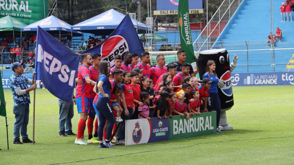 Partido entre Municipal y Cobán Imperial por la jornada 11 del Clausura 2025 | Alex Meoño