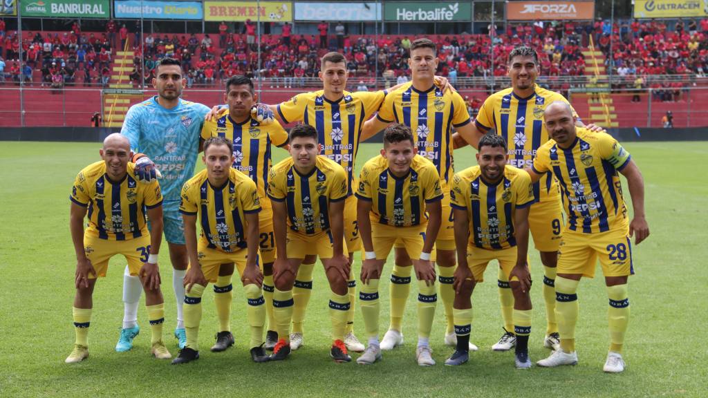 Partido entre Municipal y Cobán Imperial por la jornada 11 del Clausura 2025 | Alex Meoño