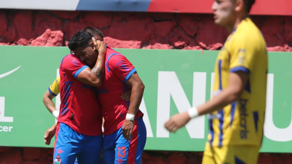 Partido entre Municipal y Cobán Imperial por la jornada 11 del Clausura 2025 | Alex Meoño