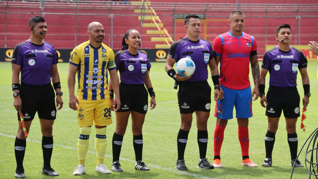 Partido entre Municipal y Cobán Imperial por la jornada 11 del Clausura 2025 | Alex Meoño