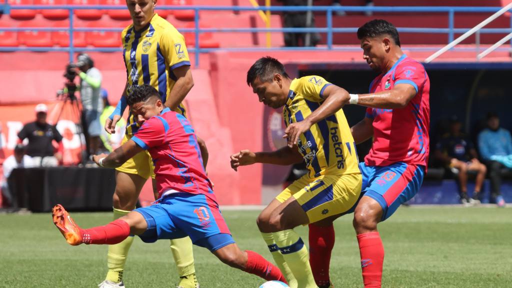 Partido entre Municipal y Cobán Imperial por la jornada 11 del Clausura 2025 | Alex Meoño