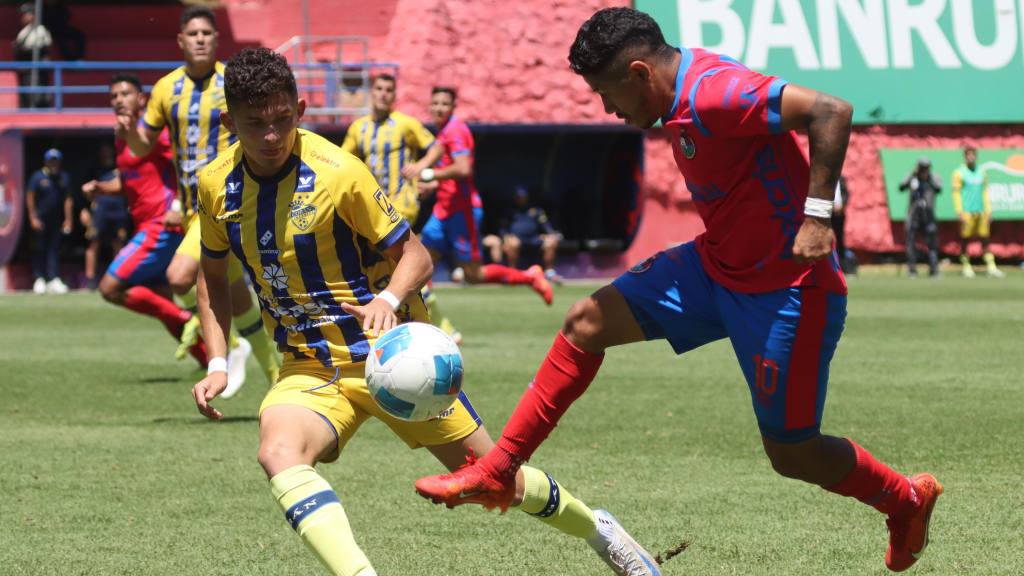 Partido entre Municipal y Cobán Imperial por la jornada 11 del Clausura 2025 | Alex Meoño