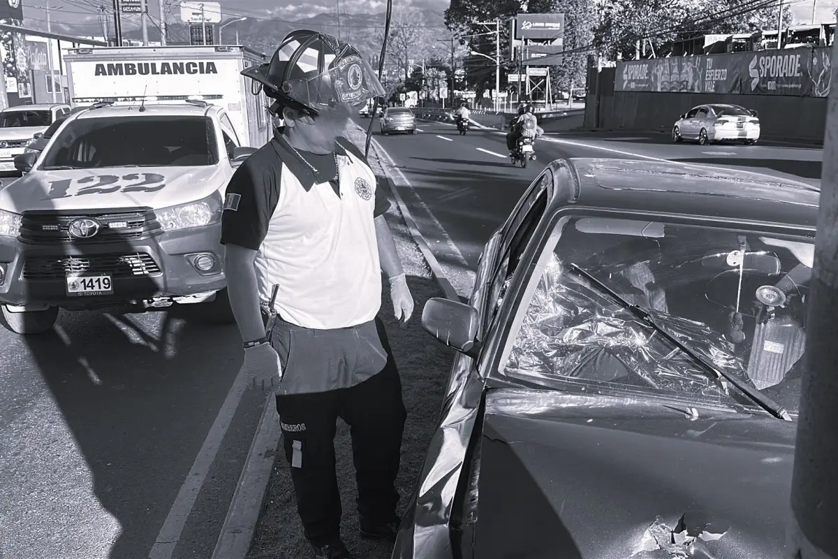 Los cuerpos de rescate intentaron salvar la vida del herido de bala., Bomberos Voluntarios.