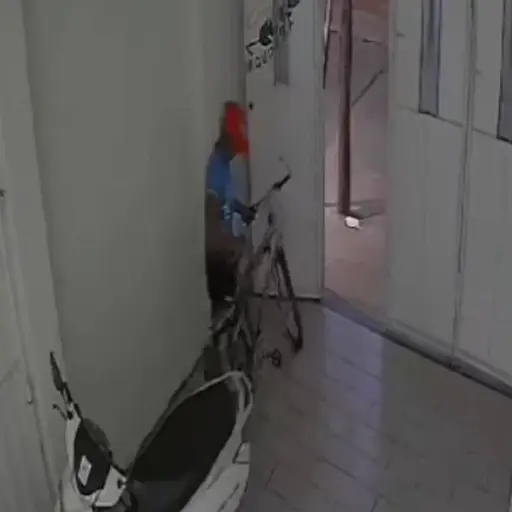 Robo a plena luz del día en iglesia de Ipala, Chiquimula. ,Captura de pantalla video.