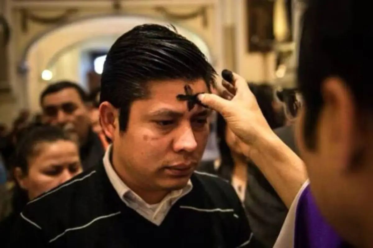 La imposición de la cruz de ceniza. , Archivo /Emisoras Unidas