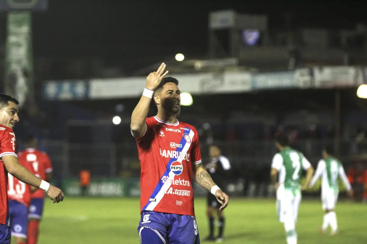 Pedro Báez y la imagen cuando marcó triplete 