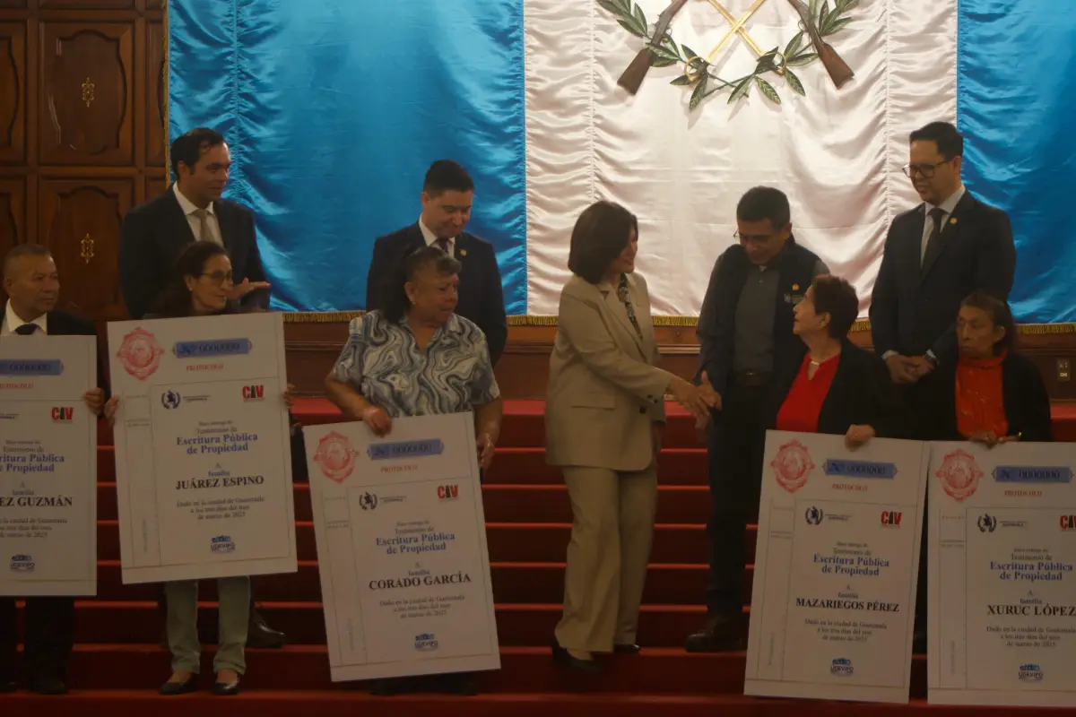 La presidenta en funciones, Karin Herrera, hizo entrega de los títulos a las familias beneficiadas., Omar Solís/Emisoras Unidas