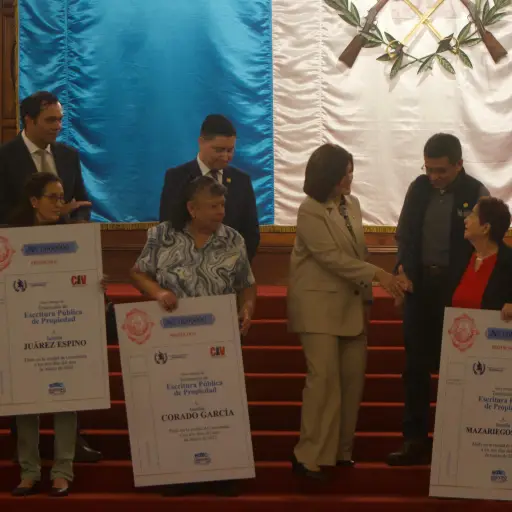 La presidenta en funciones, Karin Herrera, hizo entrega de los títulos a las familias beneficiadas. ,Omar Solís/Emisoras Unidas