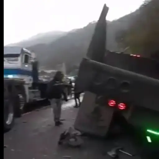 Fueron tres vehículos del transporte pesado los que chocaron por causas desconocidas. ,Captura de pantalla. 