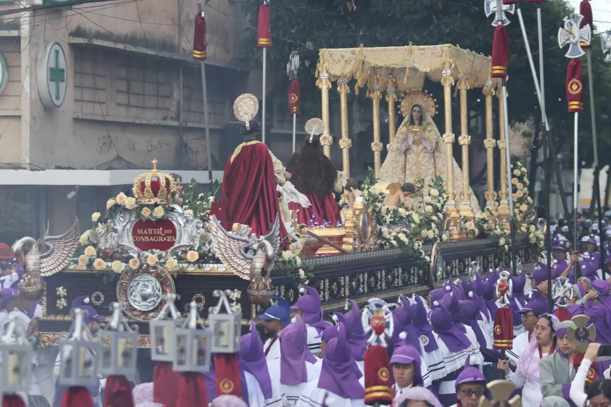 El cortejo procesional recorre distintas calles y avenidas de la capital. , Álex Meoño.