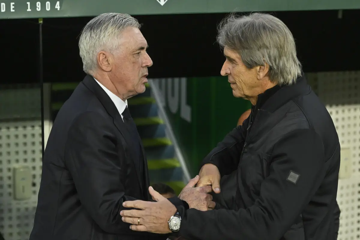 El entrenador del Betis, Manuel Pellegrini, saluda al del Real Madrid, Carlo Ancelotti (i), antes del partido de la jornada 26 de LaLiga EA Sports - EFE