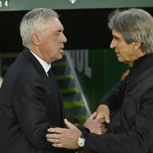 El entrenador del Betis, Manuel Pellegrini, saluda al del Real Madrid, Carlo Ancelotti (i), antes del partido de la jornada 26 de LaLiga EA Sports - EFE