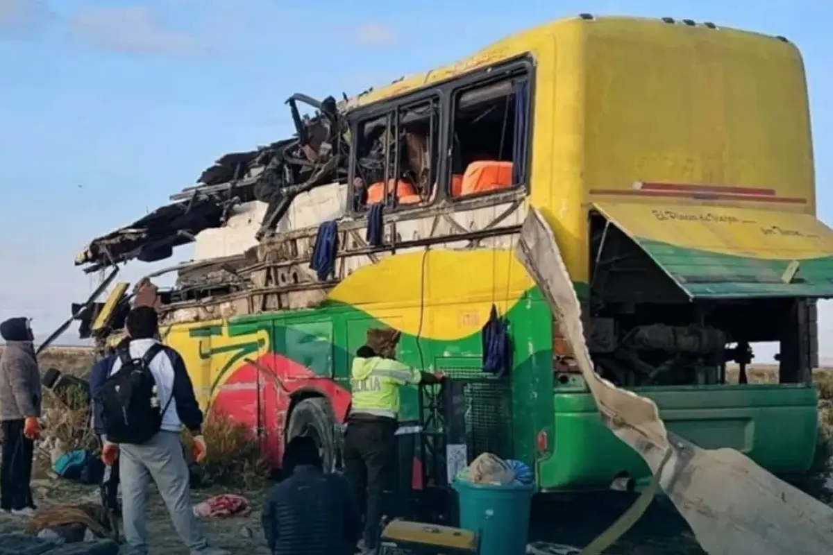 Fotografía cedida por la Fiscalía General de Bolivia de uno de los autobuses accidentados este sábado, en una carretera de Bolivia., Fiscalía General de Bolivia.