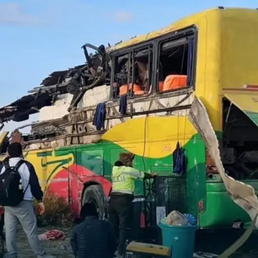 Fotografía cedida por la Fiscalía General de Bolivia de uno de los autobuses accidentados este sábado, en una carretera de Bolivia. ,Fiscalía General de Bolivia.