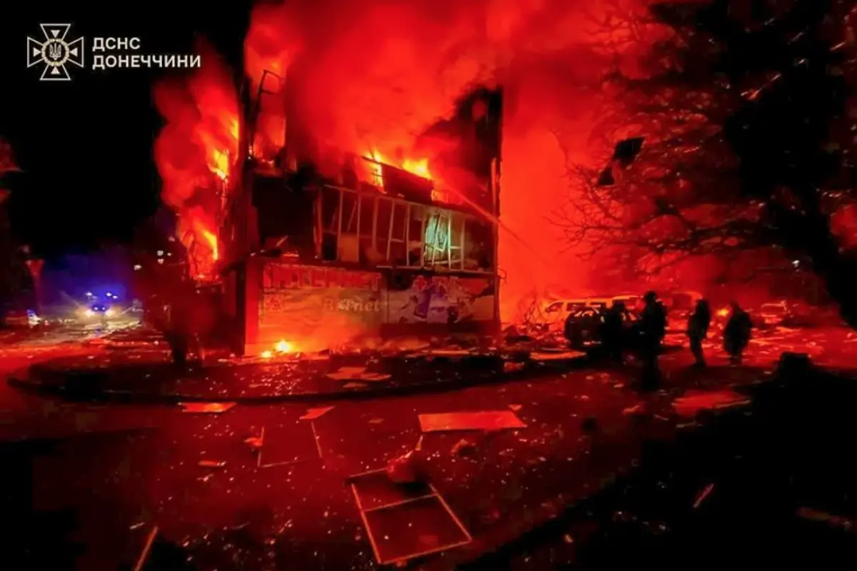 Rescatistas ucranianos trabajando en el lugar del bombardeo de un edificio residencial en Dobropillia., EPA/State Emergency Service