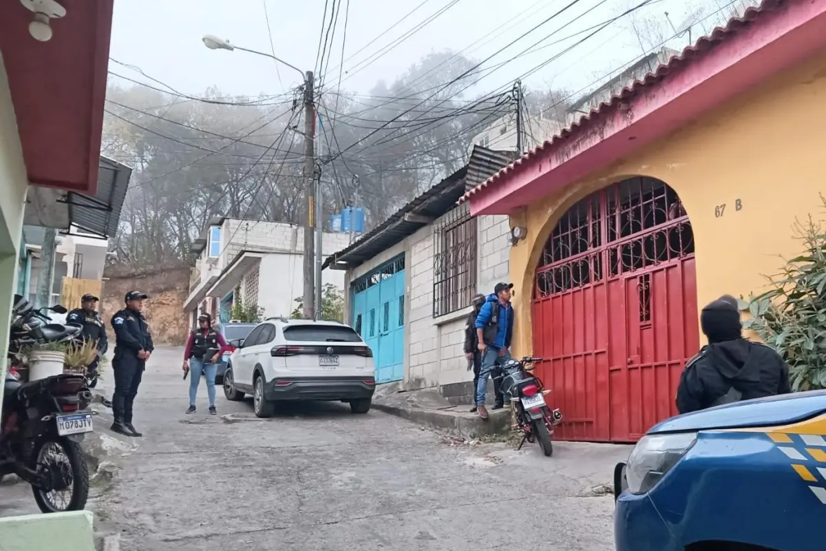 La PNC busca evidencias y otros indicios del asesinato del alcalde de Chuarrancho, Gerson Ajcúc., PNC de Guatemala.