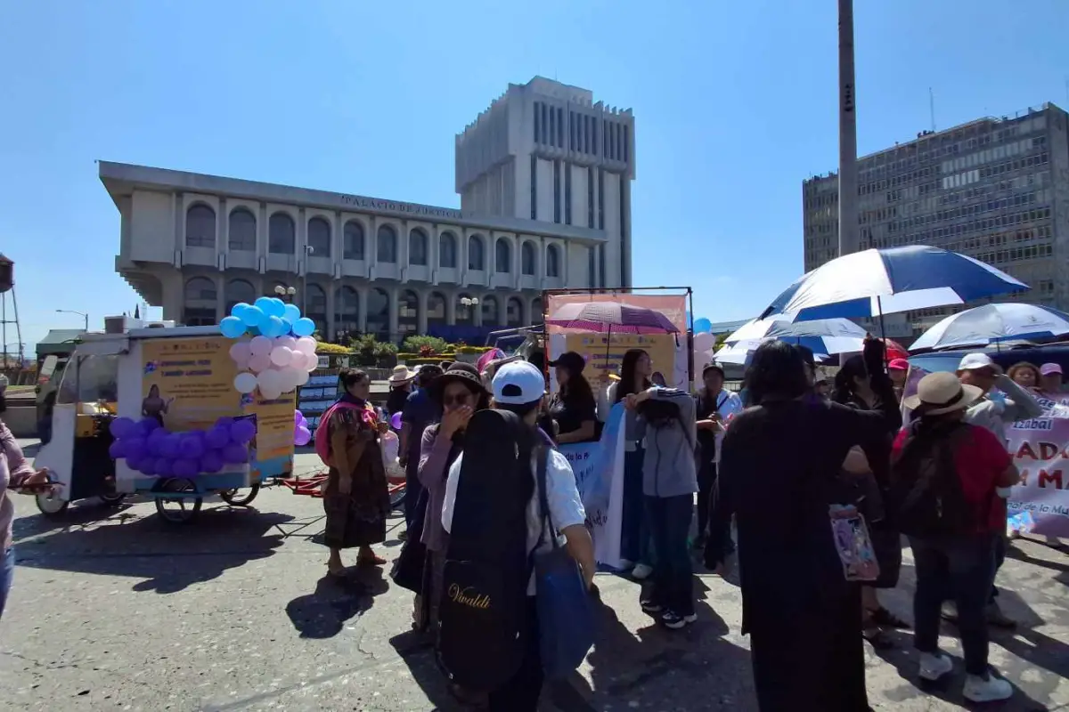 Cientos de mujeres se congregaron frente al Palacio Judicial para el 8M., Álex Meoño.