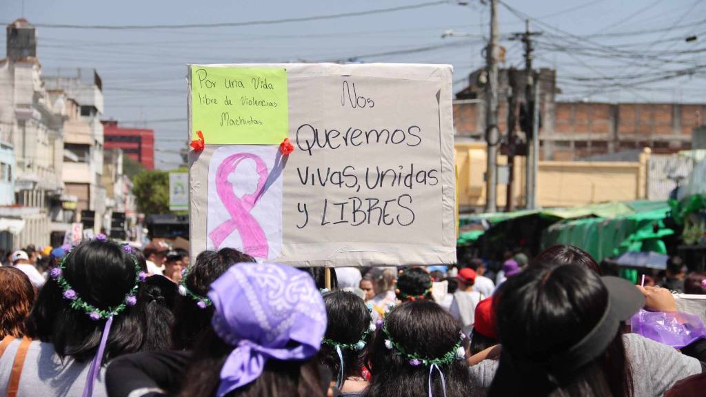 Mujeres alzan su voz en el Centro Histórico en el 8M | Álex Meoño