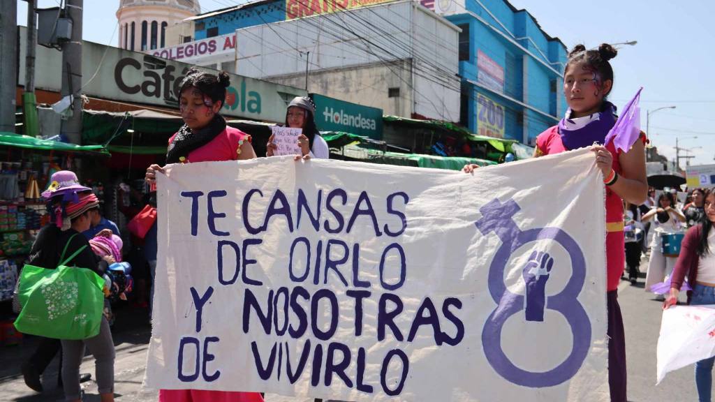 Mujeres alzan su voz en el Centro Histórico en el 8M | Álex Meoño