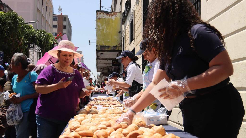 Mujeres alzan su voz en el Centro Histórico en el 8M | Álex Meoño