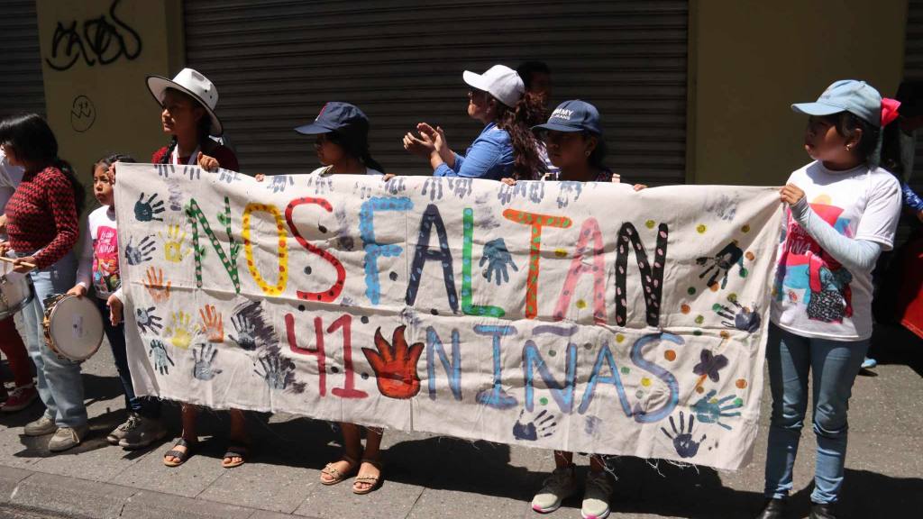 Mujeres alzan su voz en el Centro Histórico en el 8M | Álex Meoño