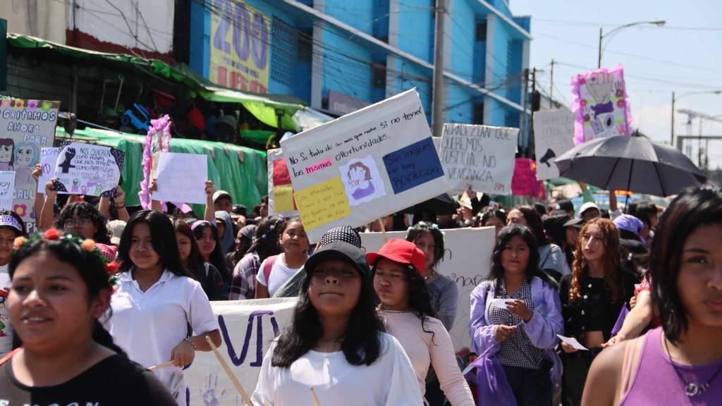 Mujeres alzan su voz en el Centro Histórico en el 8M | Álex Meoño