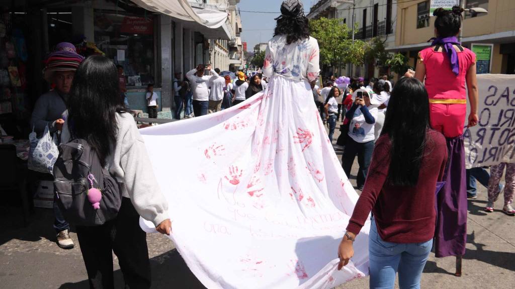 Mujeres alzan su voz en el Centro Histórico en el 8M | Álex Meoño